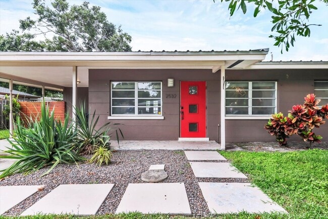 Building Photo - Charming 3 Bed/2 Bath + Den Home in Ringling Park – Minutes to Downtown Sarasota!
