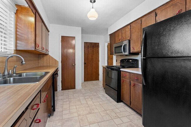 Building Photo - Beautiful Home in Springdale with Sunroom!