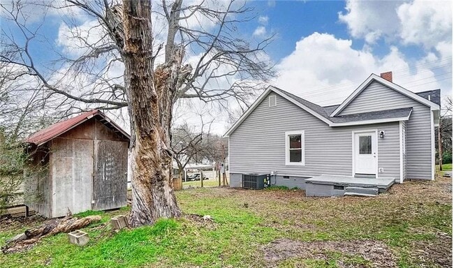 Building Photo - Welcome to this charming 3-bedroom, 2-bath...