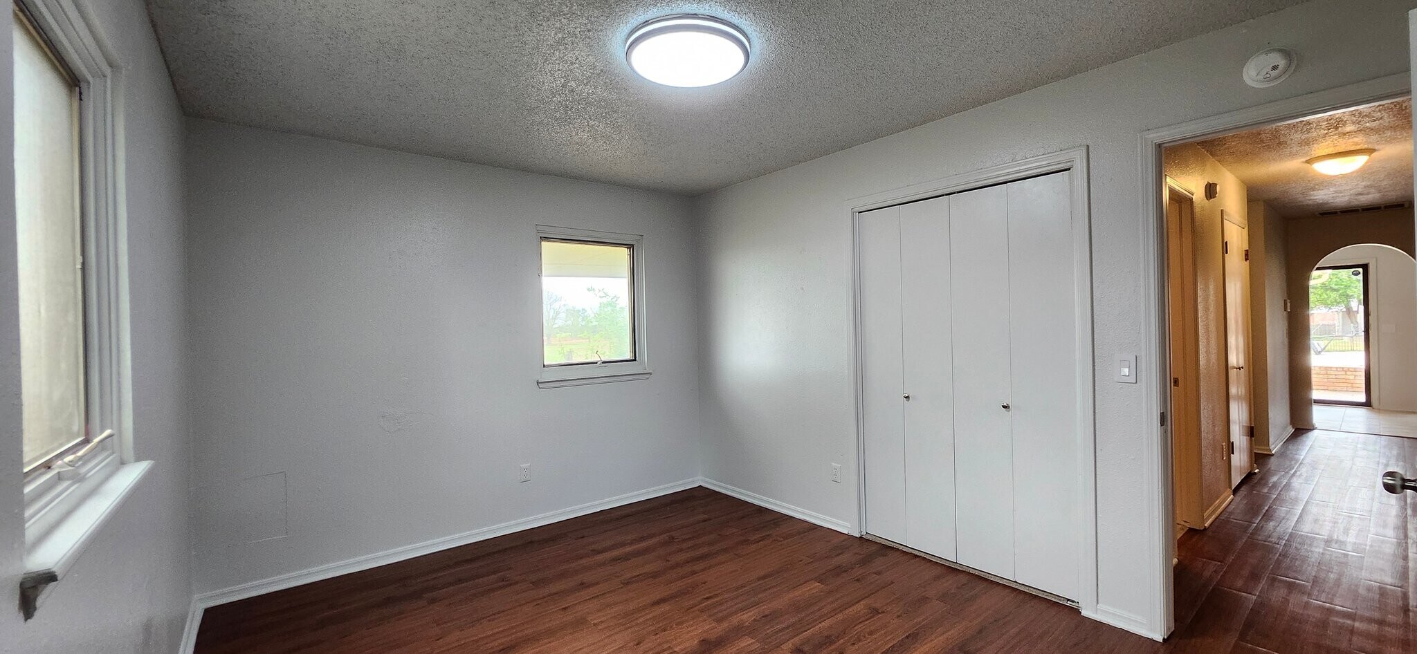 Building Photo - 3517 N Glenoaks Dr