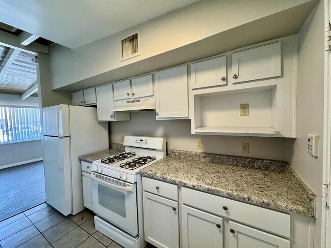 Building Photo - 1 Bedroom with private yard