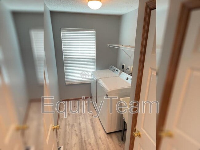 Building Photo - 5781 Meadow View Dr