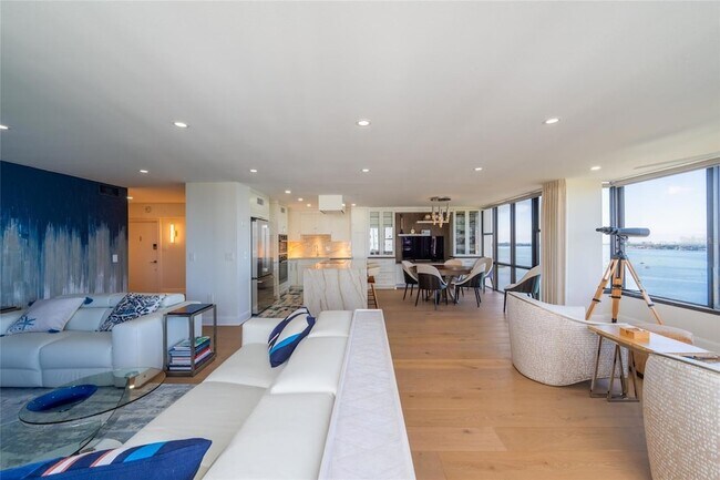 Building Photo - 770 S Palm Ave