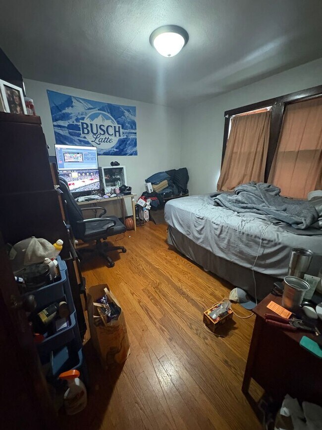 Building Photo - Large 4 Bedroom 1.5 Bathroom Apartment