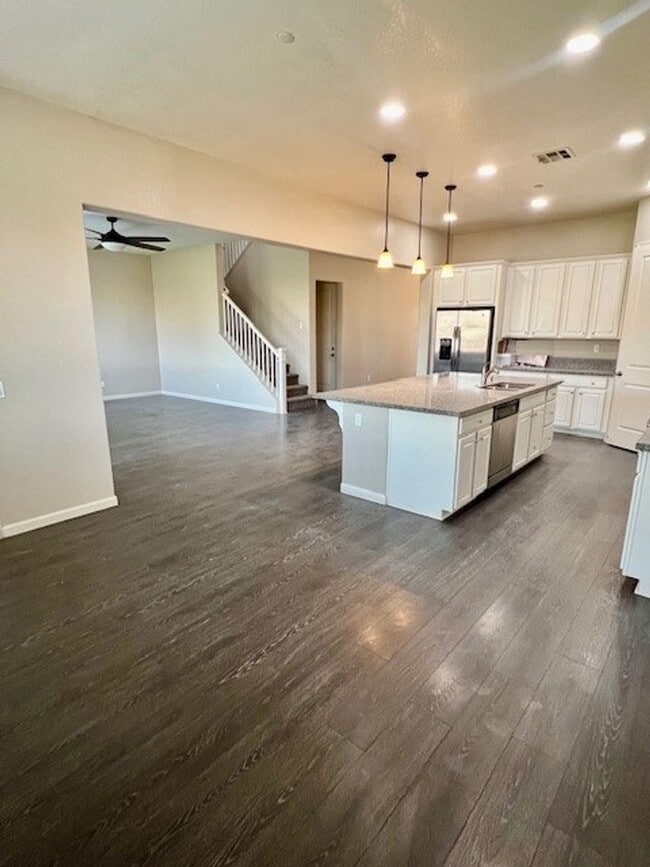 Building Photo - Northwest Bakersfield Gated Home