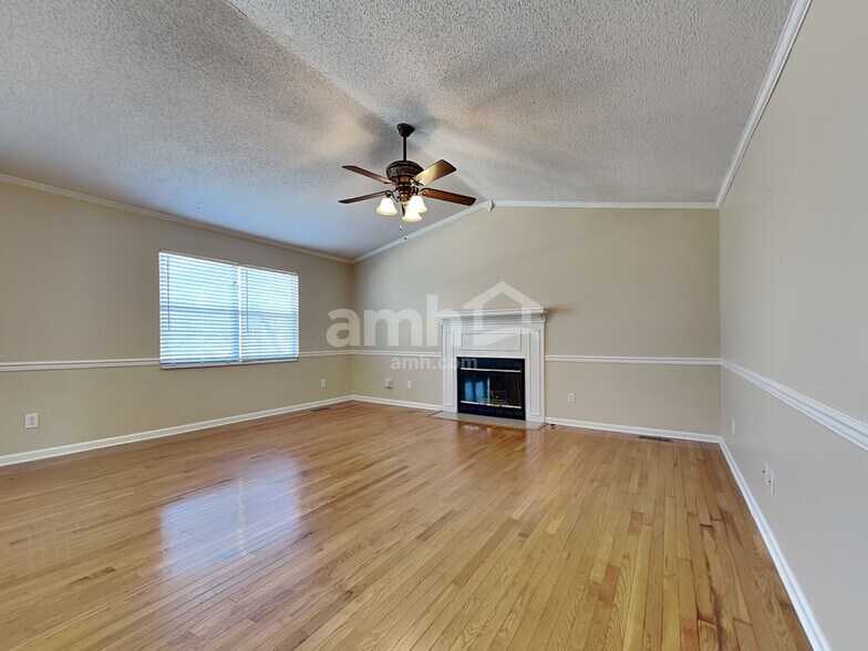 Building Photo - 5721 Jamaica Ln