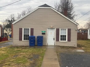 Building Photo - Move In Special 1/2 Off First Full Months' Rent with move in by 4/15/2026- Pet Friendly, Fenced-i...