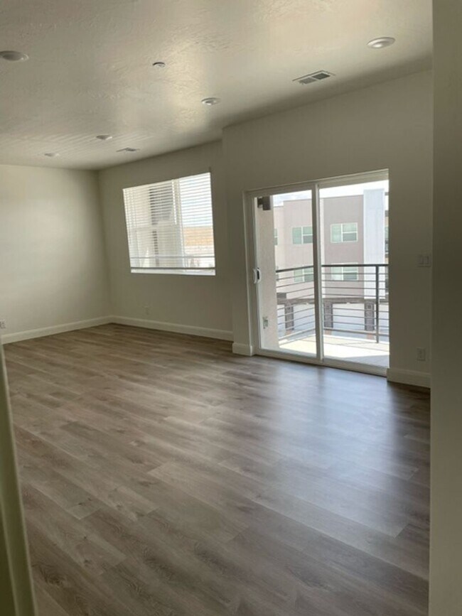 Building Photo - 3 Bedroom Condo in Desert Color with Flexible 6-12 Month Lease