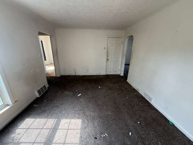 Building Photo - 3-BED, 1 BATH BEAUTIFUL SINGLE- FAMILY HOME IN MAPLE HEIGHTS!.