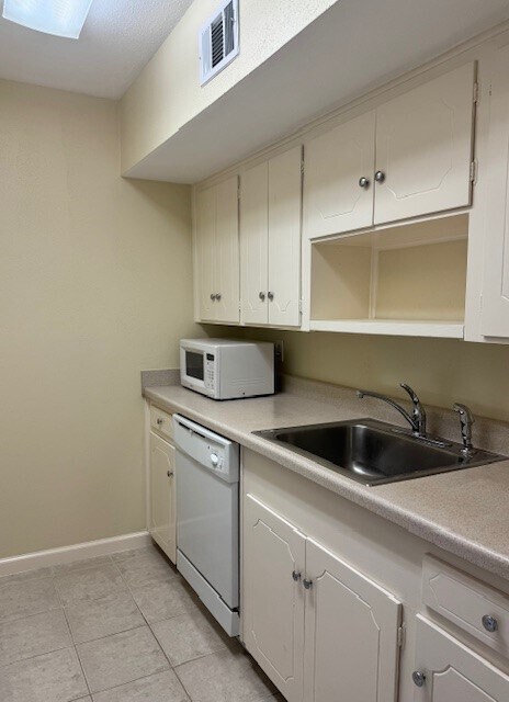Building Photo - 2201 Fountain View Dr