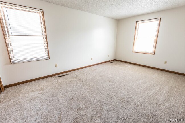 Building Photo - 325 Kaymar Dr