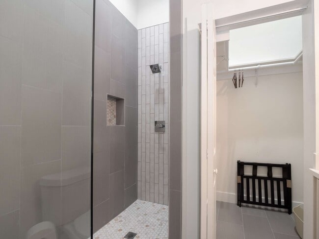 3rd floor bathroom and closet (guest) - 1371 Lyle Ave