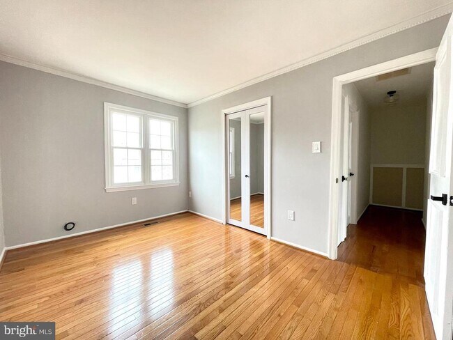 Building Photo - 27 Chantilly Ct