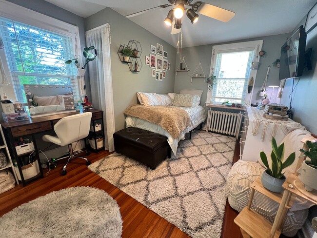 Building Photo - Terrific 3 Bed/1 Bath Colonial in Glen Cove!