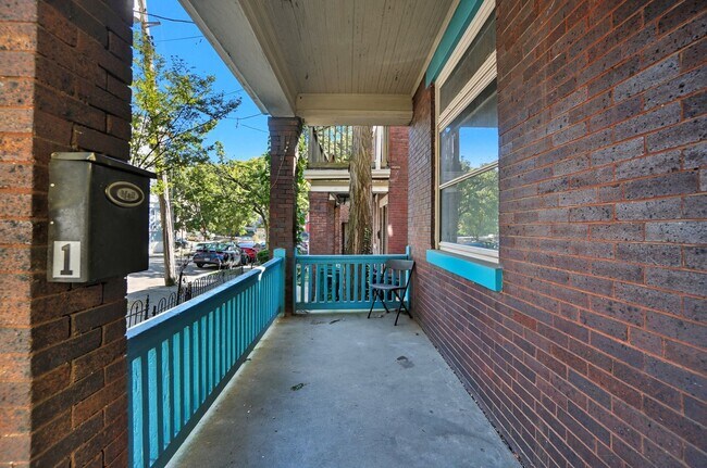 Building Photo - Emming Duplex