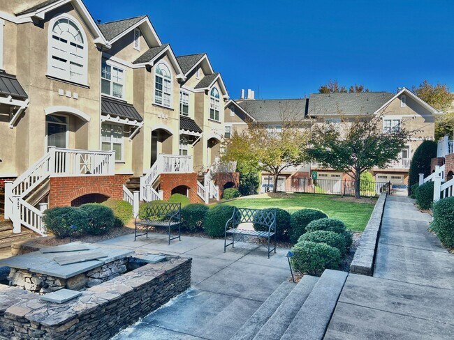 Building Photo - UPTOWN TOWNHOUSE!