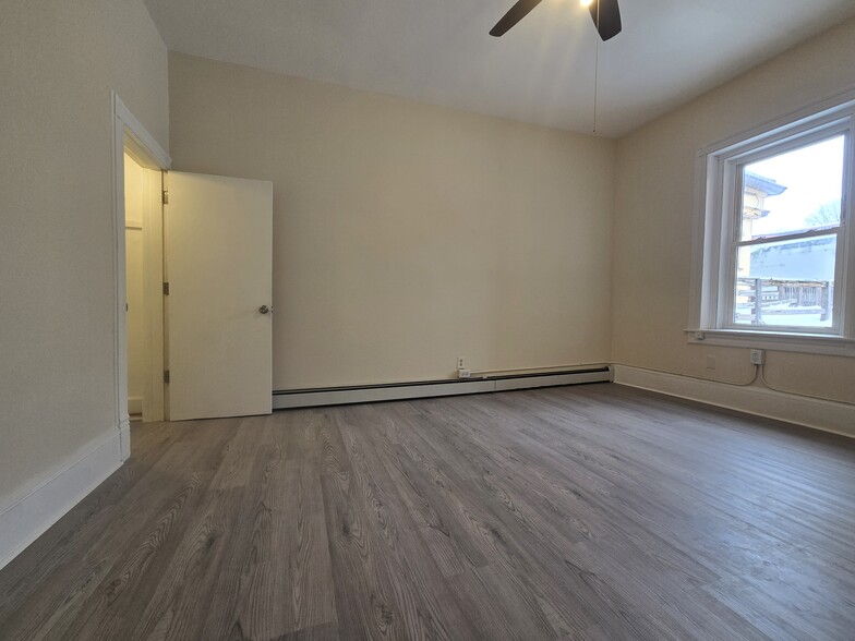 Building Photo - 584 Main St