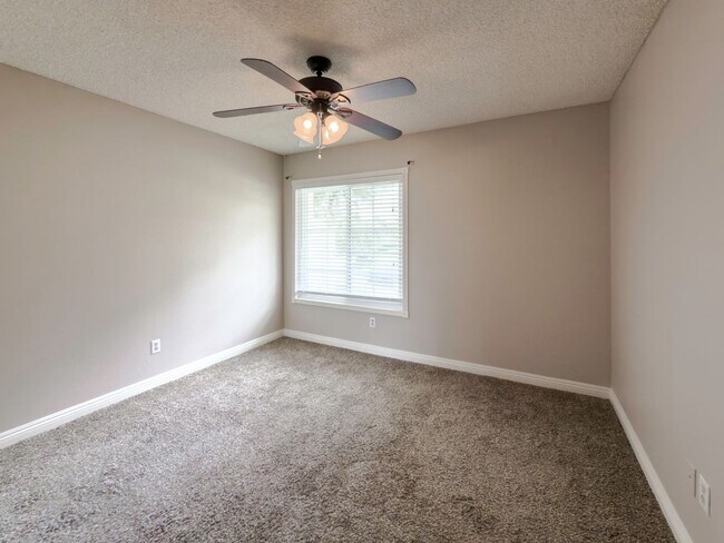 Building Photo - 3 Bedroom/2 Bathroom Private Home with Lar...