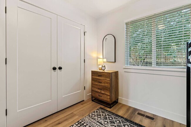 Building Photo - 44 S Sugar Ave