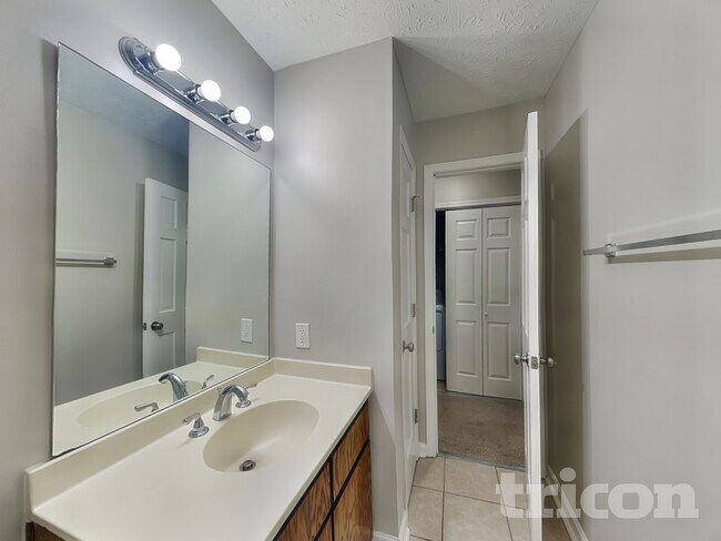 Building Photo - 1925 Sidneys Cove