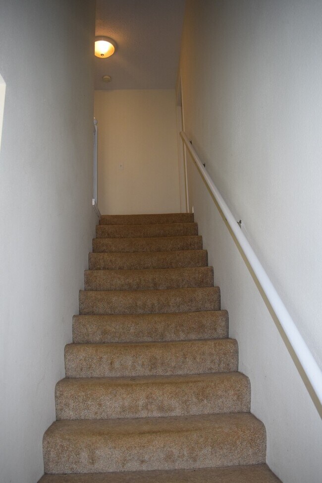 Building Photo - Spacious 3 bedroom, 2.5 bathroom duplex!