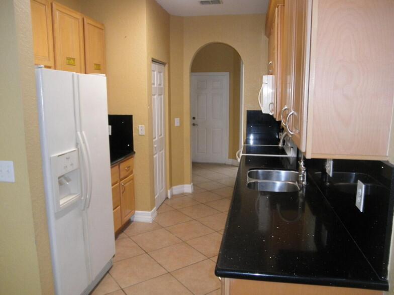 Building Photo - 888 Pipers Cay Dr