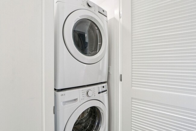 Building Photo - 1422 Tamarind Ave