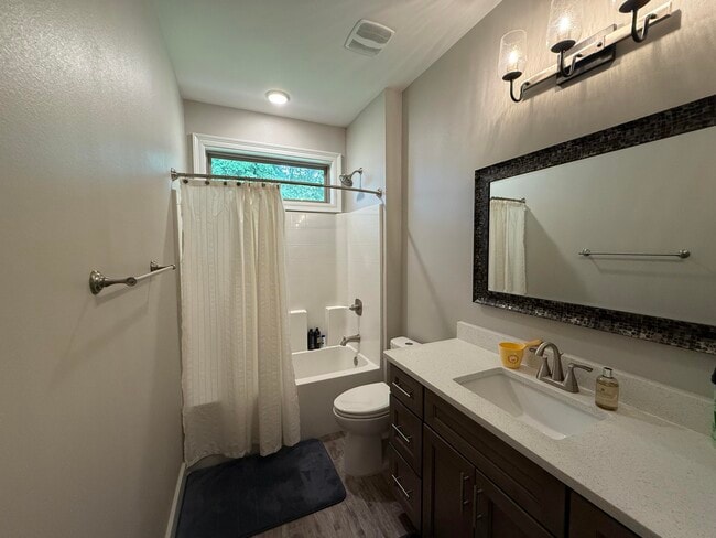 Building Photo - 1002 Gloria Ave