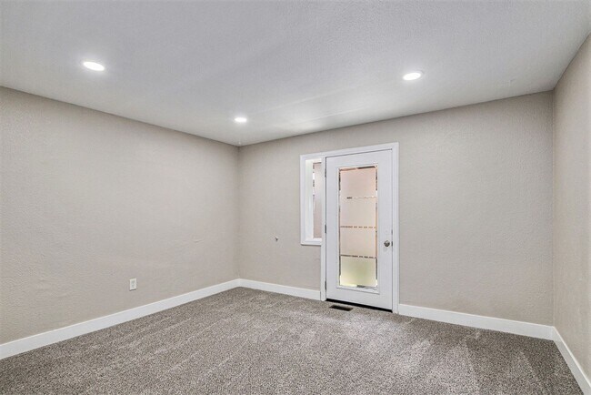 Building Photo - Hale neighborhood duplex w/large patio for...