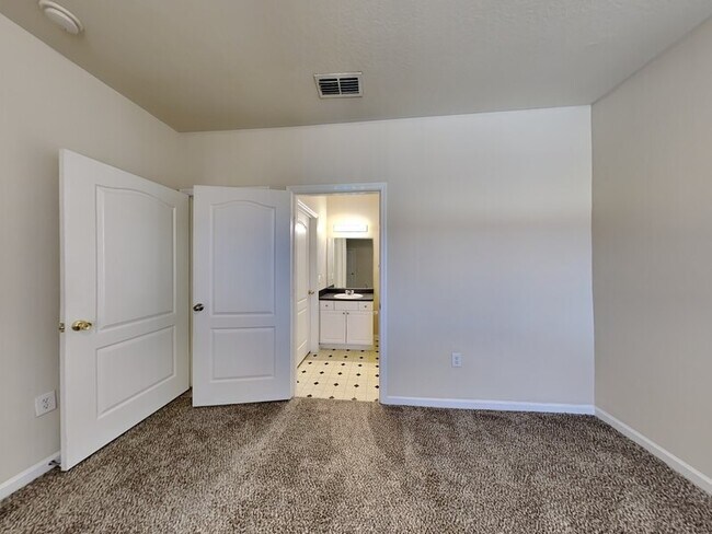 Building Photo - 8848 Villa View Cir