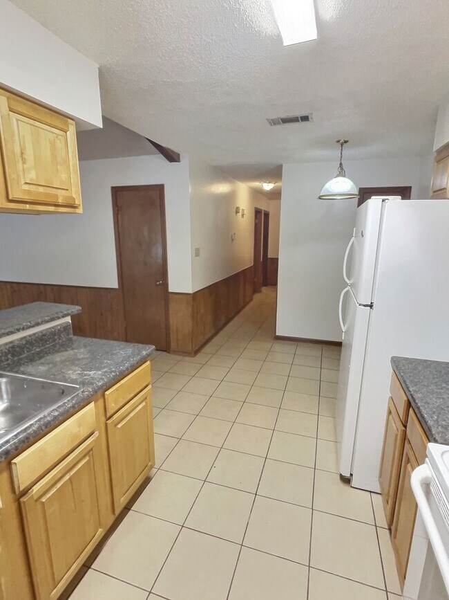 Building Photo - 1109 Hickory Dr
