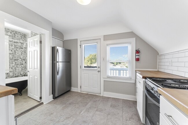 Building Photo - 1126 Cedar St