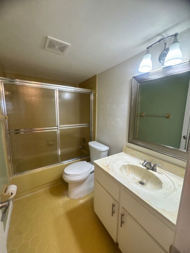 Building Photo - 3607 Edgewater Dr