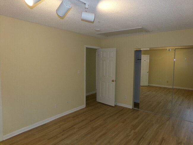 Building Photo - Tow level living