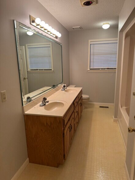 Building Photo - 21 Lakeview Dr