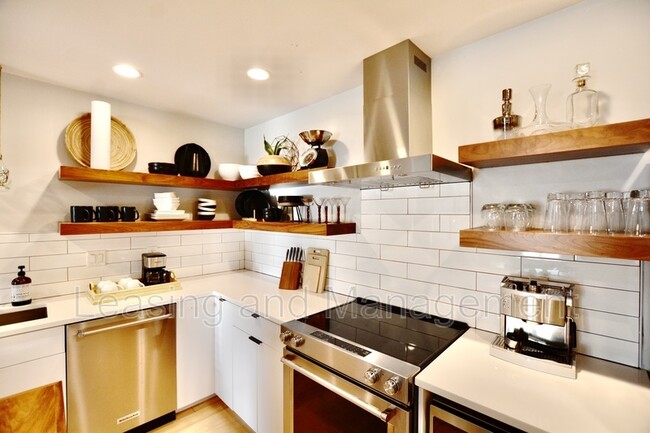 Building Photo - 2057 Middle St