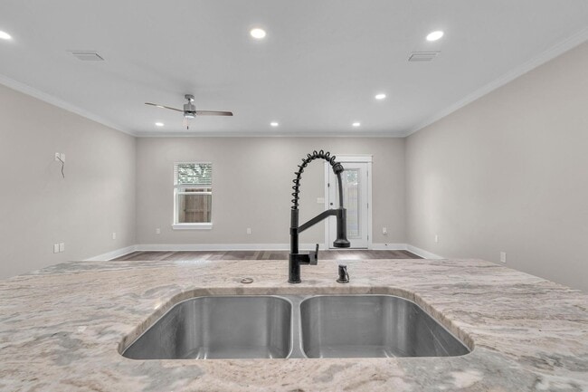 Building Photo - Modern 3 Bedroom Townhome!!