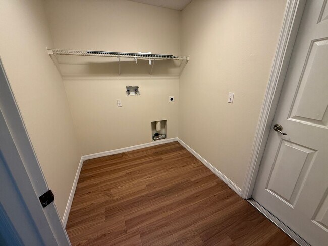 Building Photo - DELTONA: 3 bed/2 bath, Single Family Home AVAILABLE NOW!