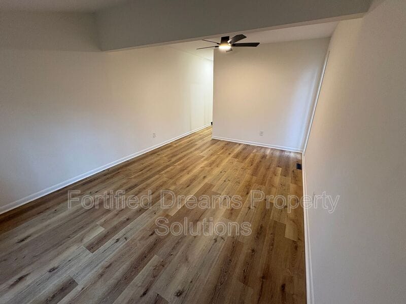 Building Photo - 5265 Country Club Rd