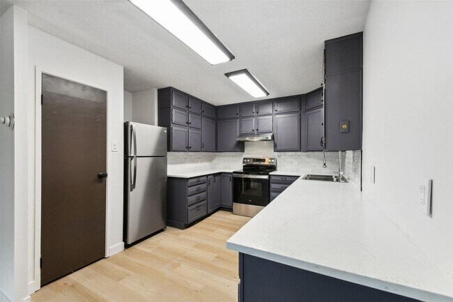 Building Photo - (55+) Newly Renovated 2br Condo in the Hea...