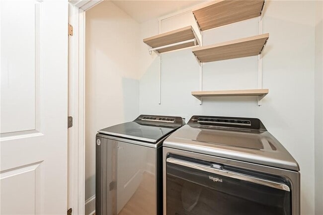 Building Photo - 2134 Delano Dr NE