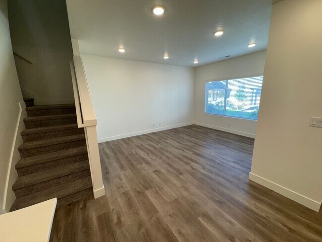 Building Photo - Desert Color Townhome!