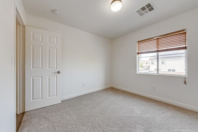 Building Photo - Fully Remodeled & Move-In Ready – Modern Finishes + Huge Loft!