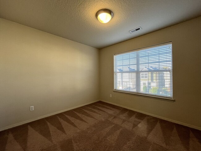 Building Photo - Charming 3-Bed, 3-Bath Home with Bright Ki...