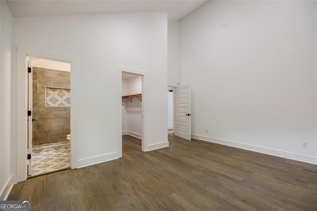 Building Photo - 2749 Memorial Dr SE