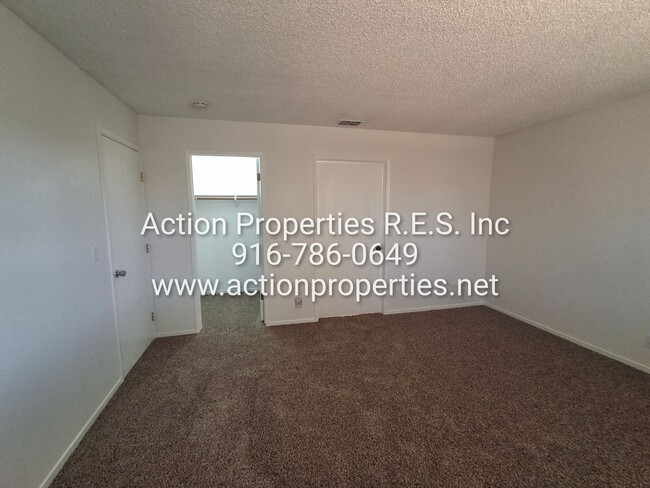 Building Photo - 2 Bed, 2 Bath - 1 Car Garage - Duplex - Pr...