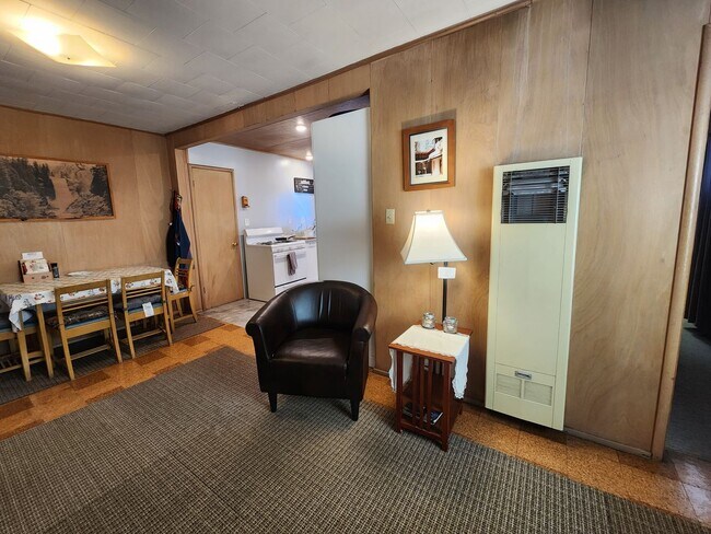 Building Photo - SKI LEASE: Close to Bus Line, Full Kitchen, 2 Living Areas