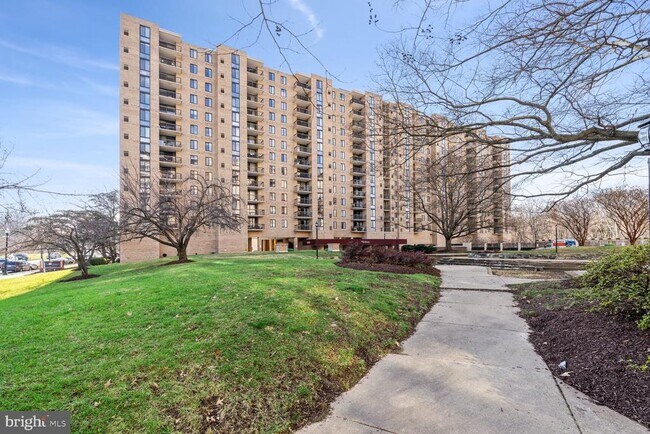 Building Photo - 4500 S Four Mile Run Dr