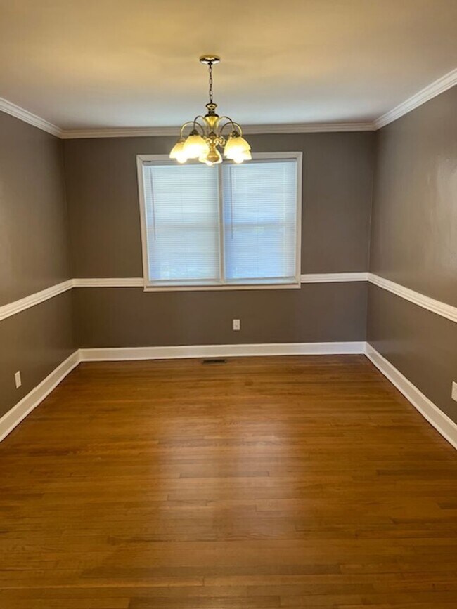 Building Photo - 3 Bedroom Home with Basement and yard