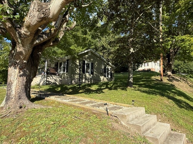 Building Photo - Cute Country Charmer – Bristol, VA  2 Bed ...
